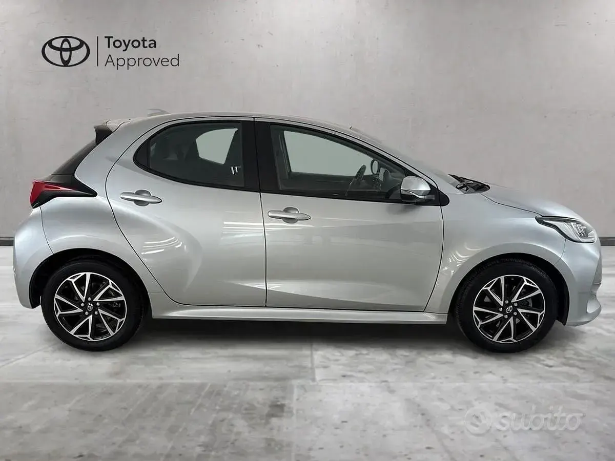 Usata Toyota Yaris Hybrid Trend 92 CV (67 kW) 2022 Grigio Berlina