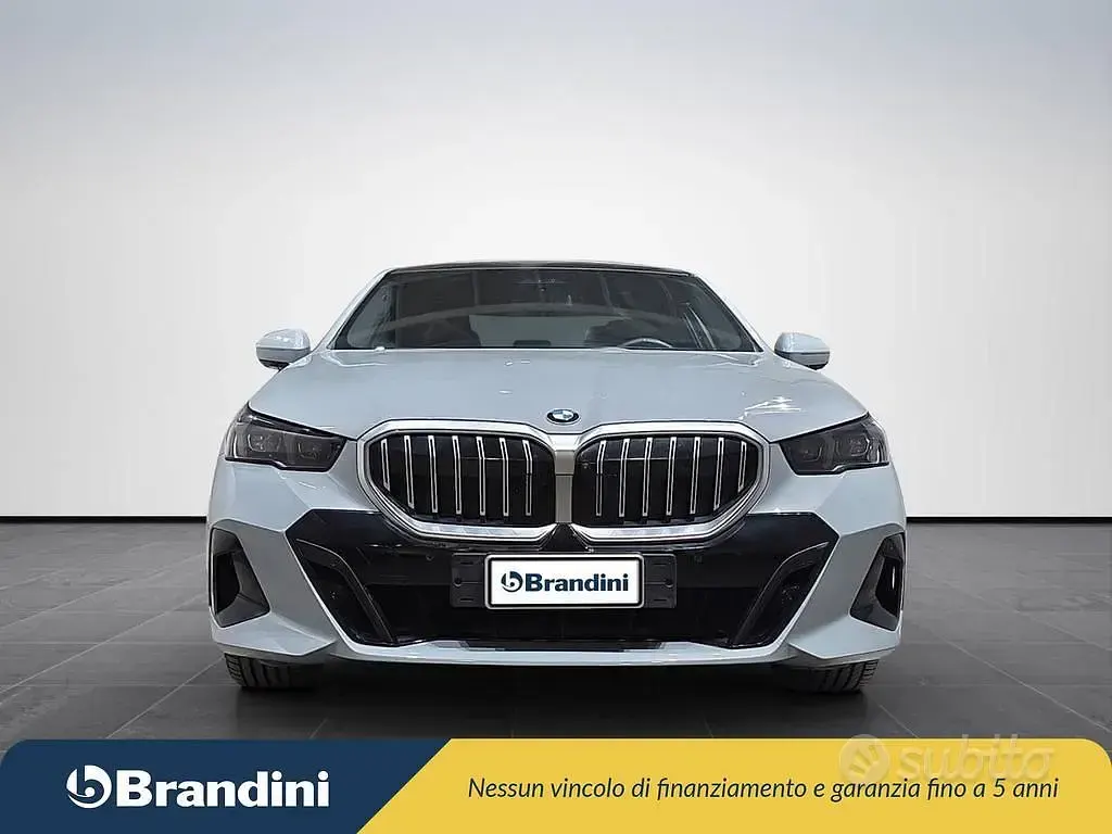 Usata BMW 520 M Sport 197 CV (144 kW) 2023 Brooklin grey met. Berlina