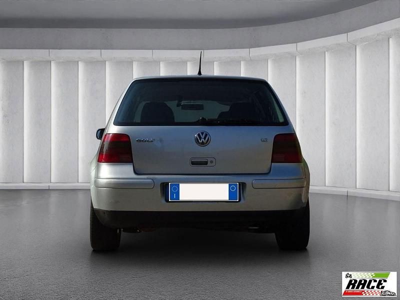 Usata VW Golf IV 106 CV (77 kW) 2003 Grigio chiaro Utilitaria