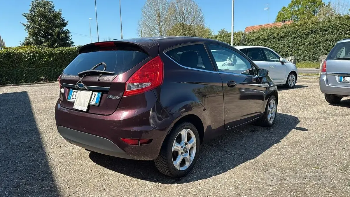 Usata Ford Fiesta Titanium 92 CV (67 kW) 2011 Marrone Berlina