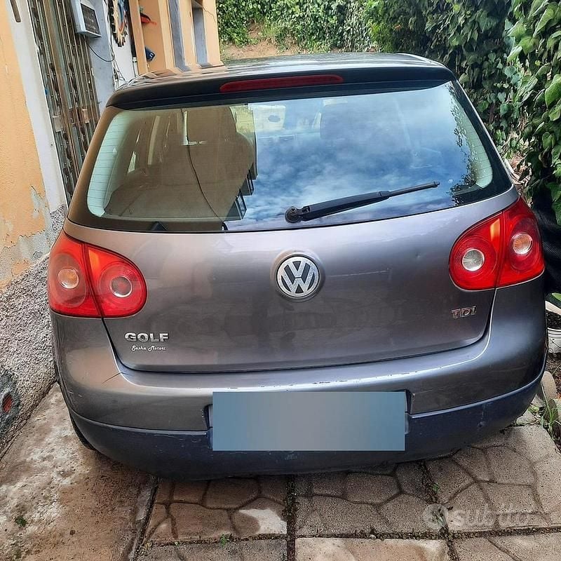 Usata VW Golf V 105 CV (77 kW) 2005 Grigio Utilitaria
