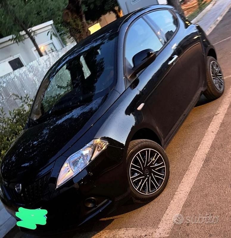 Usata Lancia Ypsilon 69 CV (50 kW) 2024 Nero Utilitaria
