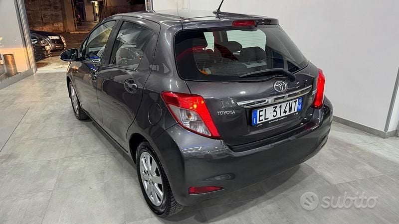 Usata Toyota Yaris Lounge 90 CV (66 kW) 2012 Grigio Utilitaria