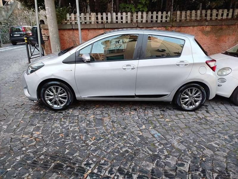 Usata Toyota Yaris Hybrid Active 73 CV (53 kW) 2017 Argento Berlina