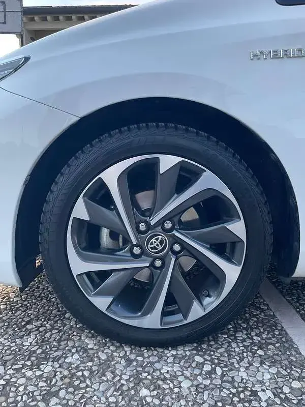 Usata Toyota Auris Hybrid Lounge 99 CV (72 kW) 2015 Bianco Berlina