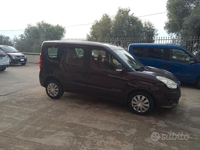 Usata Fiat Doblò Emotion 104 CV (76 kW) 2011 Marrone Monovolume