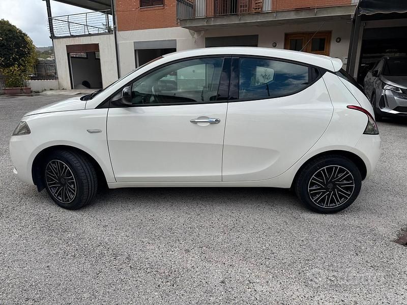 Usata Lancia Ypsilon Gold 70 CV (51 kW) 2018 Bianco Utilitaria