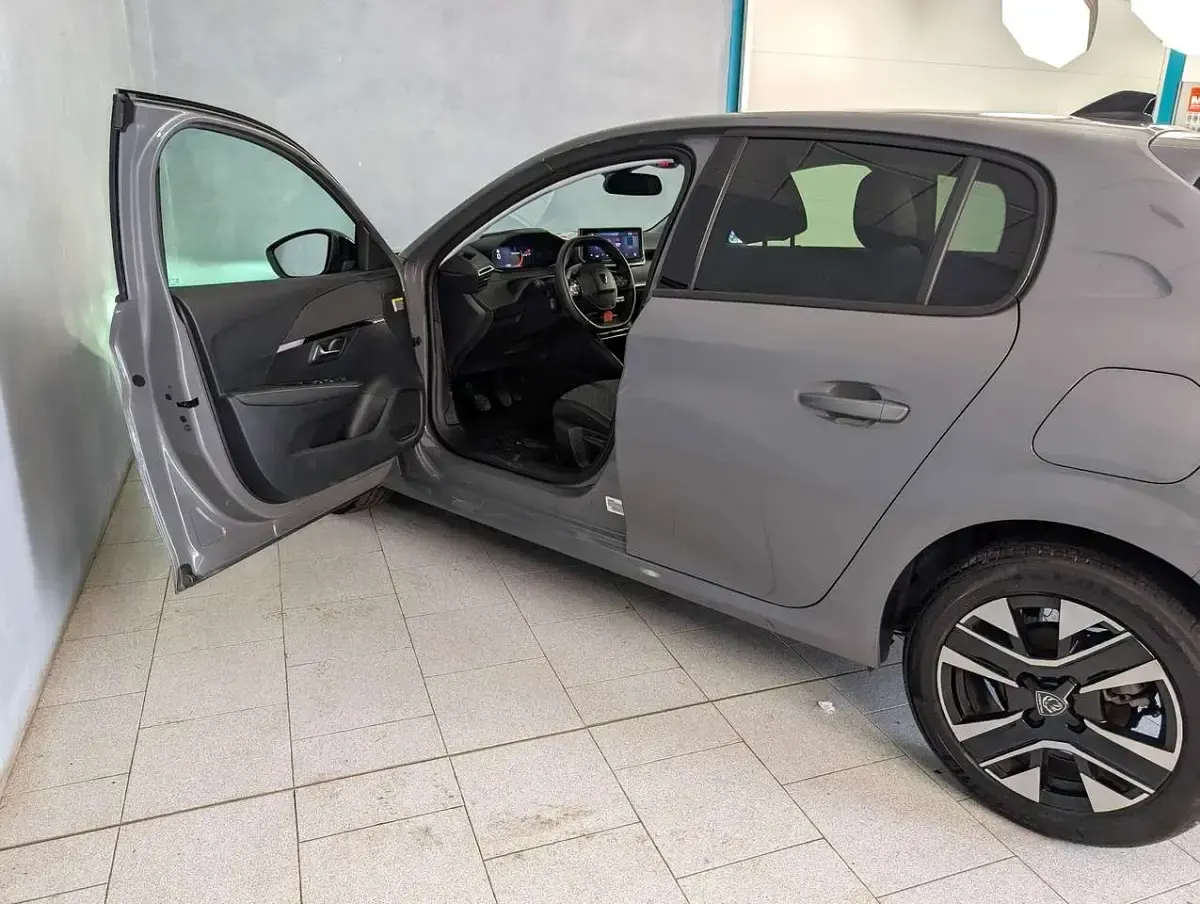 Usata Peugeot 208 Allure 101 CV (74 kW) 2025 Grigio Utilitaria