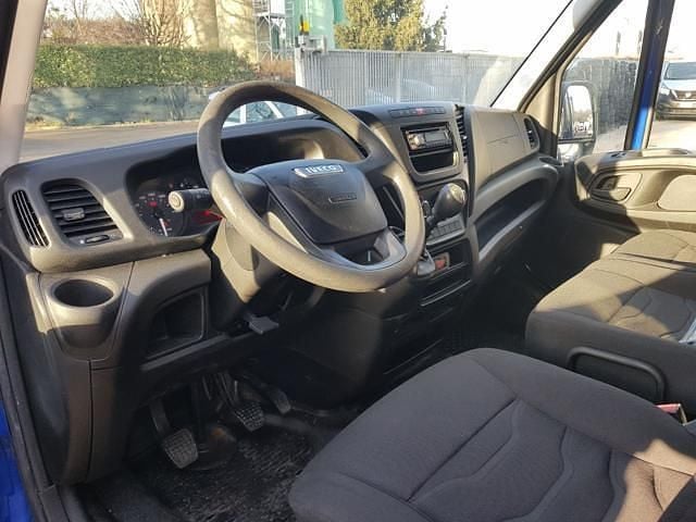 Usata Iveco Daily 136 CV (100 kW) 2015 Blu Berlina