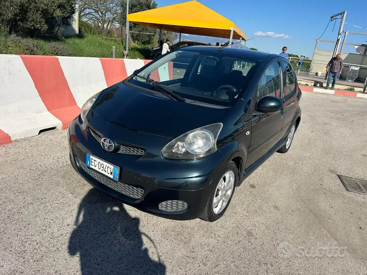 Usata Toyota Aygo 68 CV (50 kW) 2011 Grigio Utilitaria