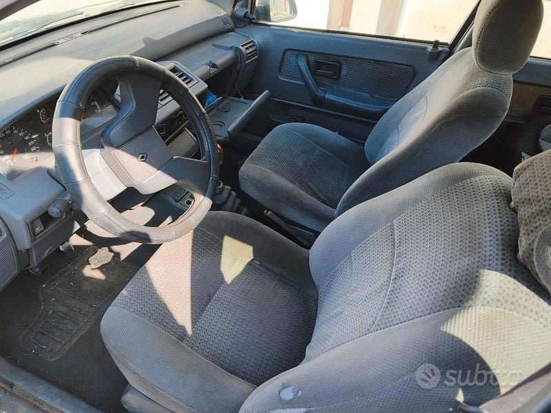 Usata Renault Clio 78 CV (57 kW) 1993 Grigio Utilitaria