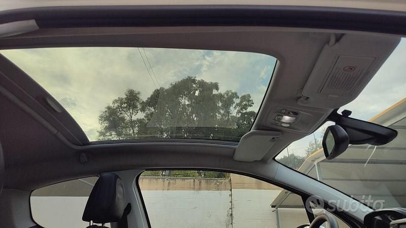 Usata Peugeot 208 68 CV (50 kW) 2013 Bianco Utilitaria