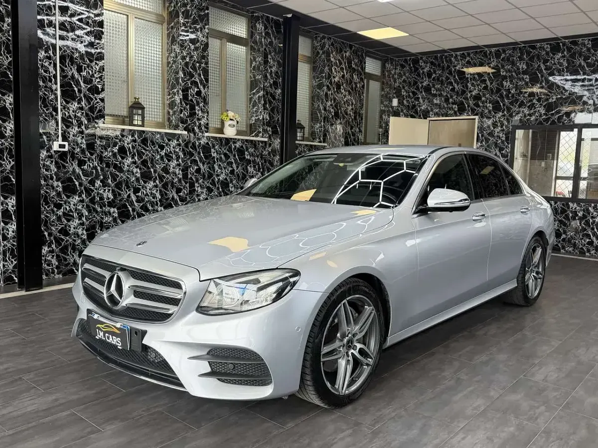 Usata Mercedes E220 AMG line 194 CV (142 kW) 2019 Argento Berlina
