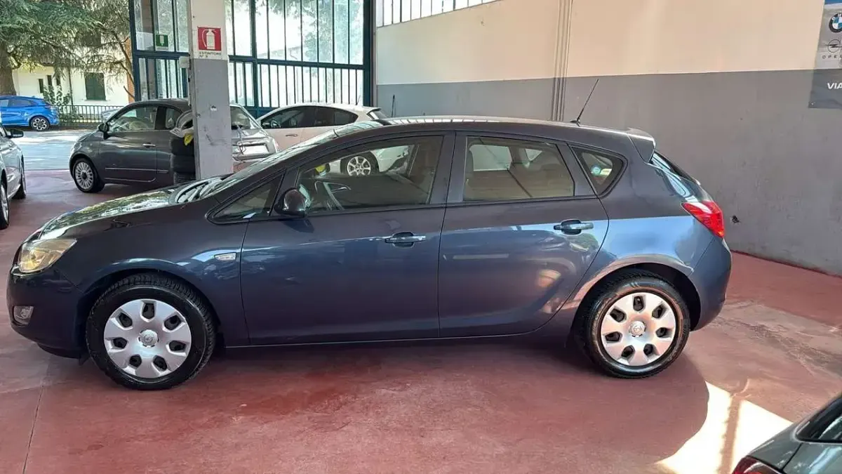Usata Opel Astra 101 CV (74 kW) 2011 Bluazzurro Berlina