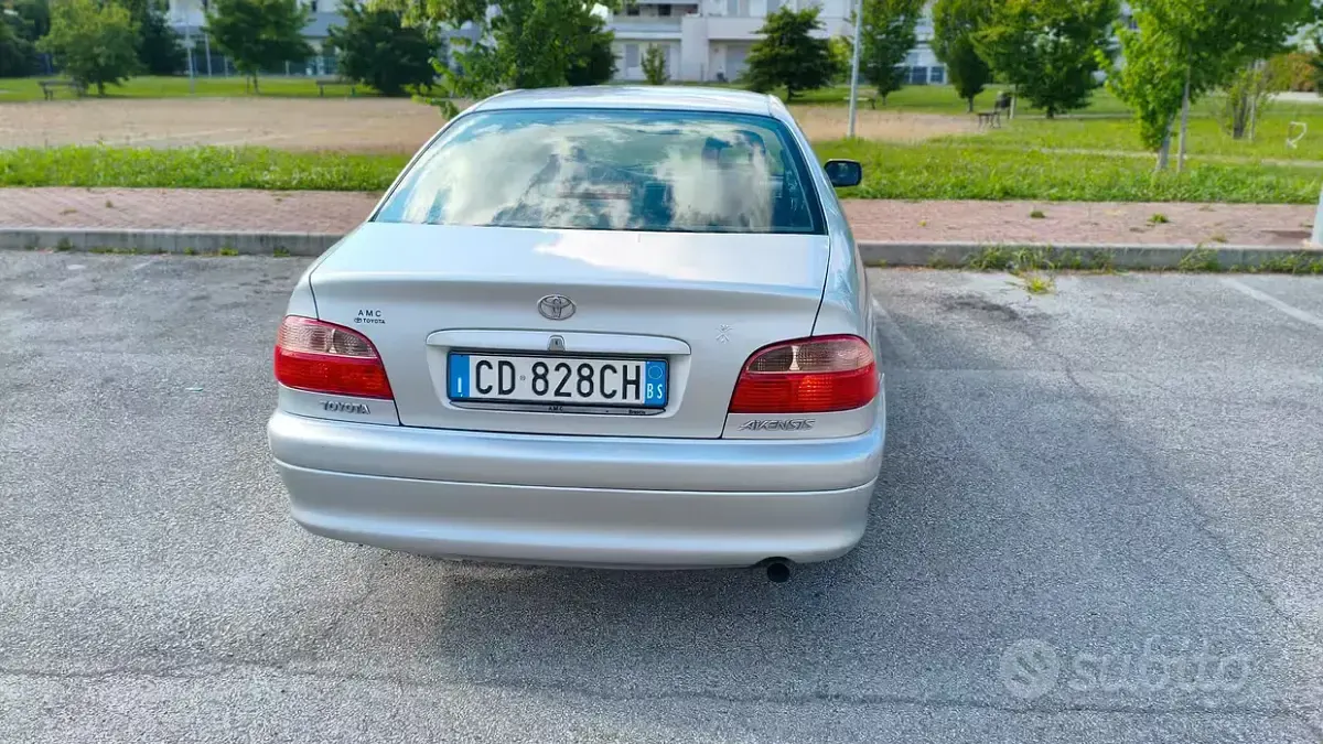 Usata Toyota Avensis 110 CV (80 kW) 2002 Grigio Berlina