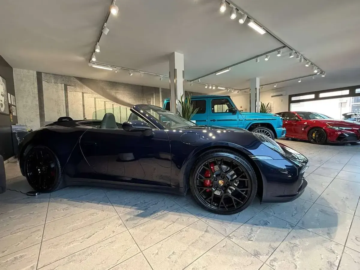 Usata Porsche 911 385 CV (283 kW) 2021 Blue genziana metallizzato Cabrio