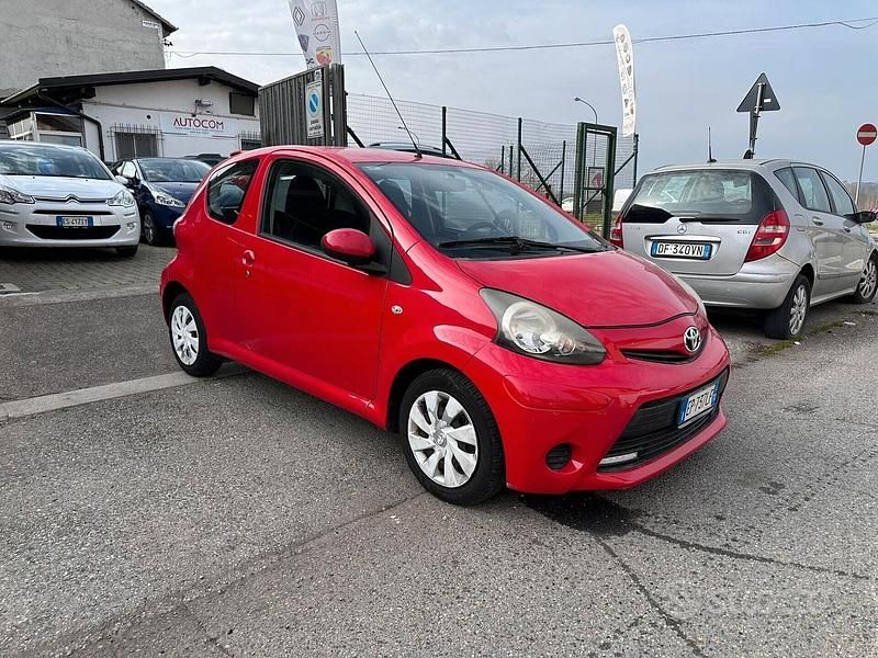 Usata Toyota Aygo 68 CV (50 kW) 2012 Rosso Utilitaria
