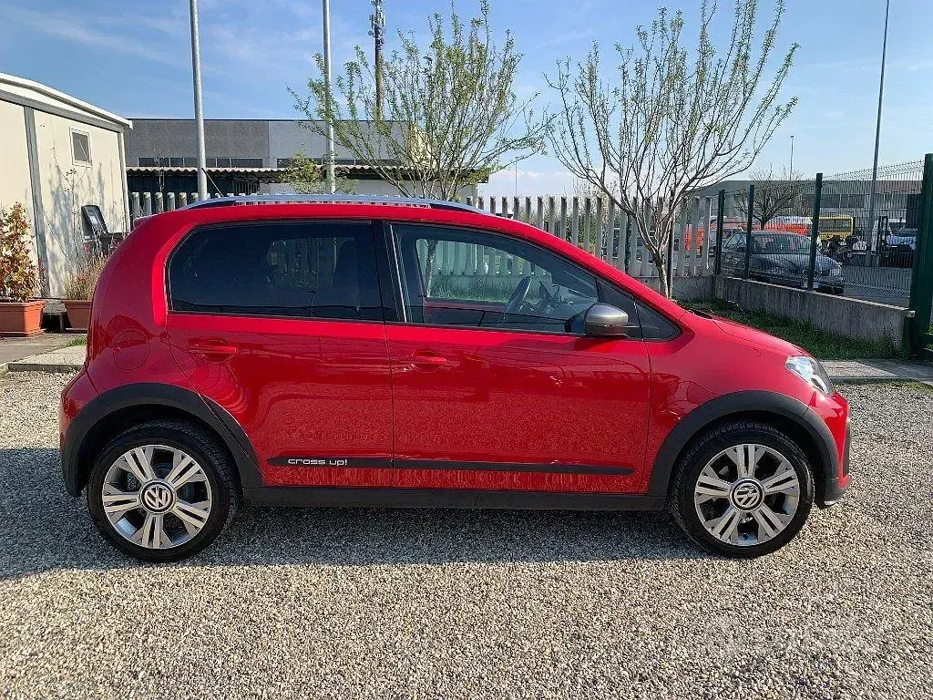 Usata VW cross up! 75 CV (55 kW) 2018 Rosso Utilitaria