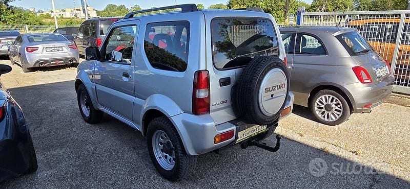Usata Suzuki Jimny 85 CV (62 kW) 2007 Argento SUV