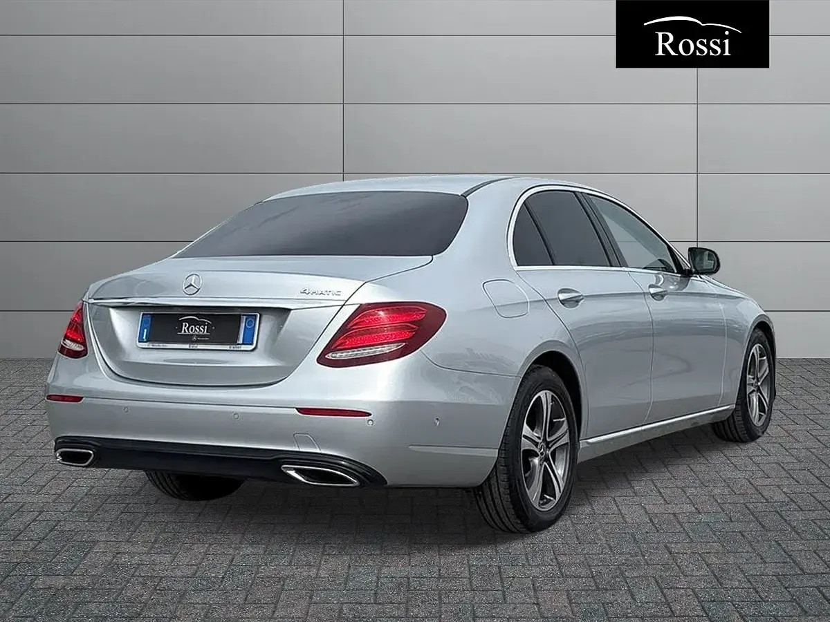 Usata Mercedes E220 Business 195 CV (143 kW) 2019 Grigio chiaro metallizzato Berlina
