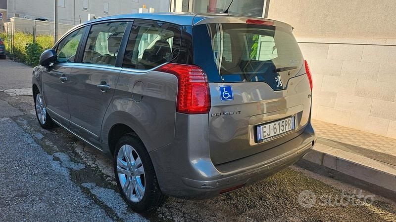 Usata Peugeot 5008 Family 112 CV (82 kW) 2011 Marrone Monovolume