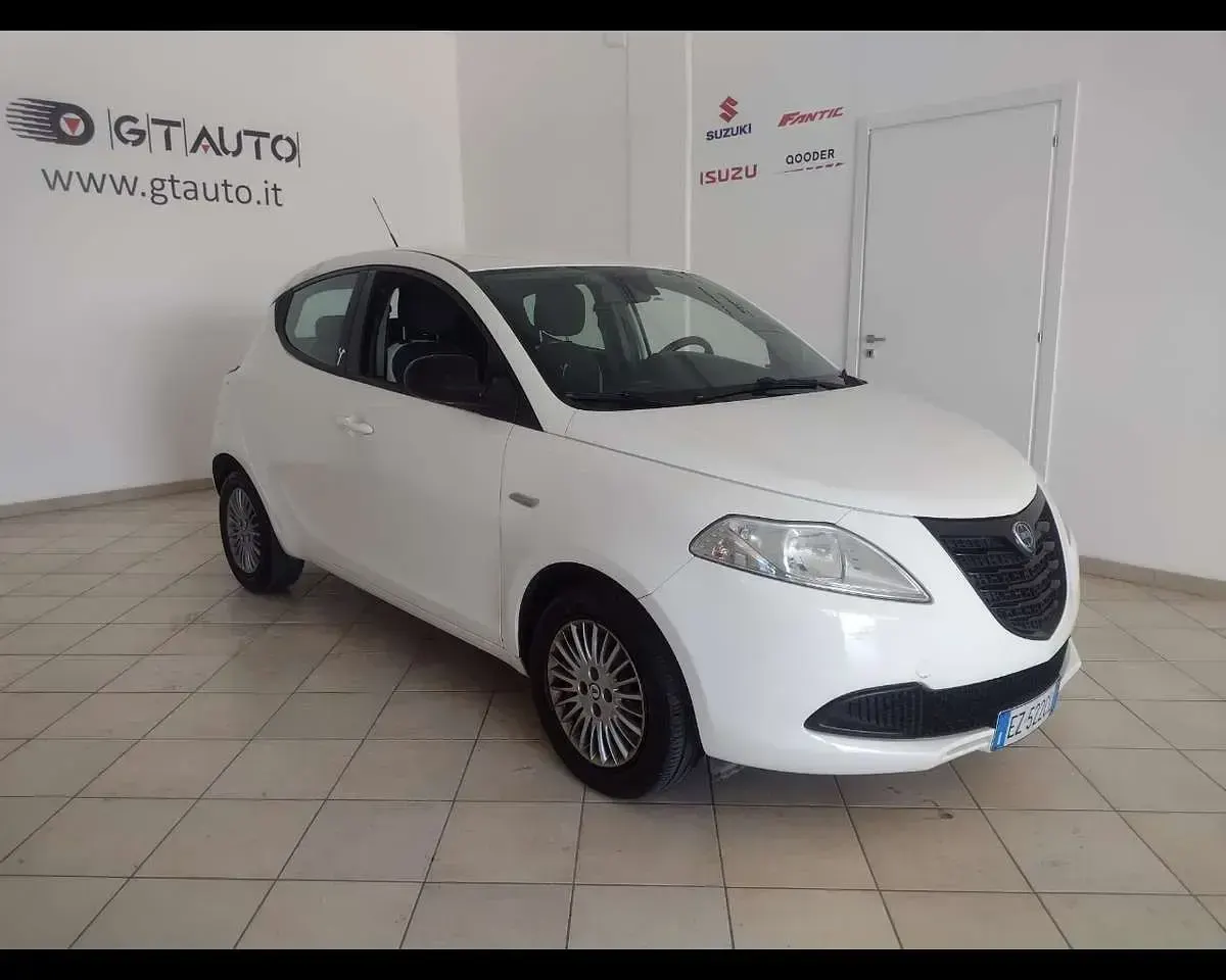 Usata Lancia Ypsilon Gold 69 CV (50 kW) 2015 Bianco Utilitaria