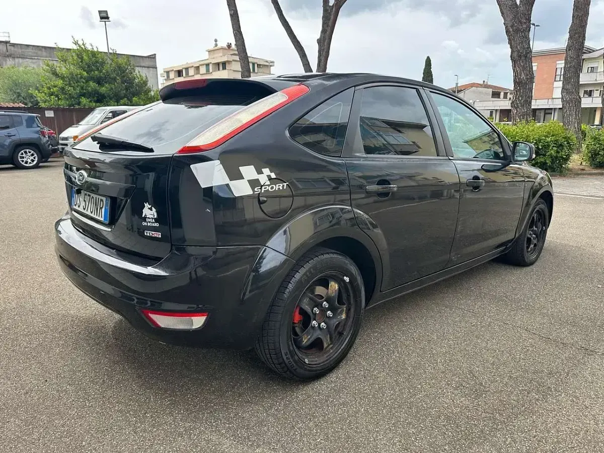 Käytetty Ford Focus 90 HP (66 kW) 2008 Musta Sedan