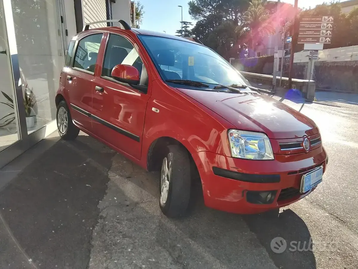 Usata Fiat Panda Lounge 75 CV (55 kW) 2012 Rosso Utilitaria