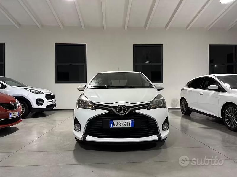 Usata Toyota Yaris Lounge 69 CV (50 kW) 2017 Bianco Berlina