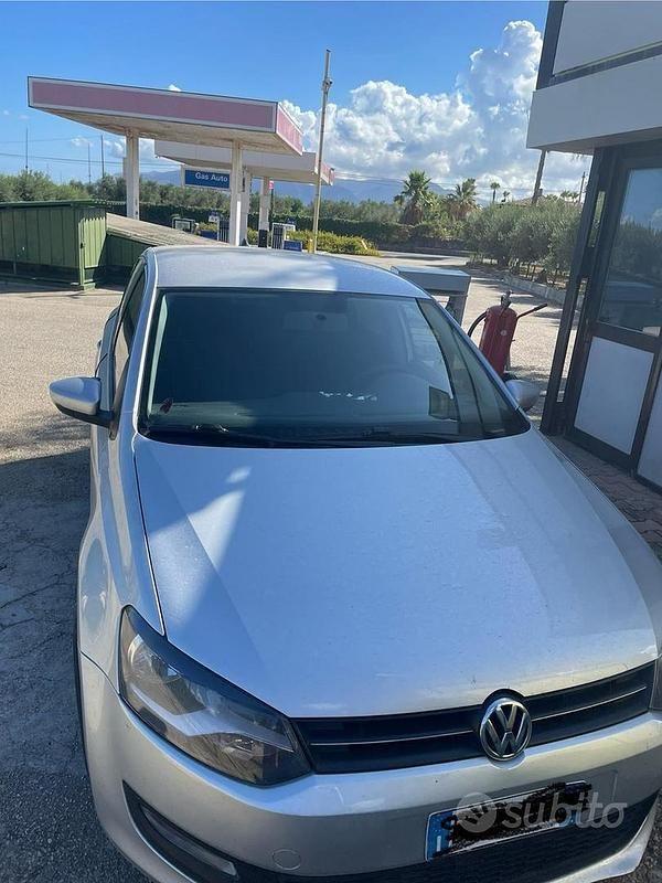 Grigio Usata 2009 VW Polo Tre volumi | 3000 € (Buon prezzo) - Immagine 1/4