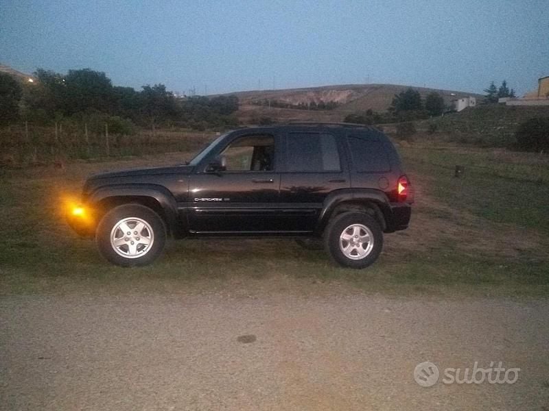 Usado Jeep Cherokee 116 CV (85 kW) 2003 Negro SUV