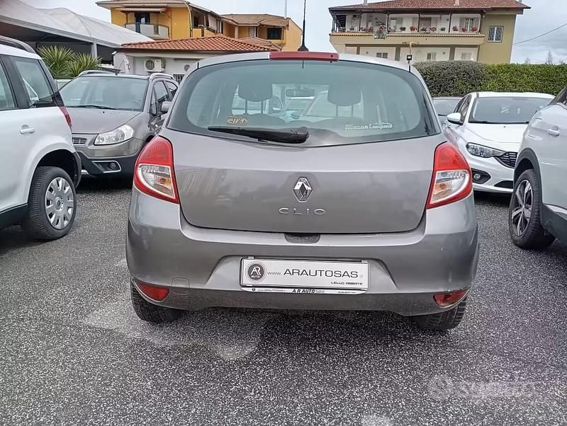 Usata Renault Clio II 74 CV (54 kW) 2010 Grigio Berlina