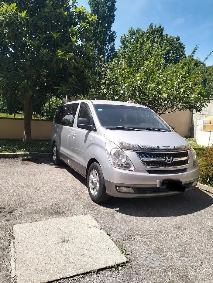 Käytetty Hyundai H-1 Active 170 HP (125 kW) 2010 Harmaa Tila-auto