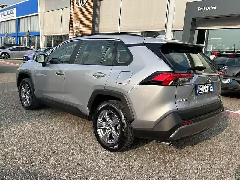 Usata Toyota RAV4 Hybrid Active 218 CV (160 kW) 2024 Grigio SUV