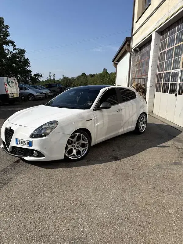 Usata Alfa Romeo Giulietta Super 170 CV (125 kW) 2017 Bianco Utilitaria