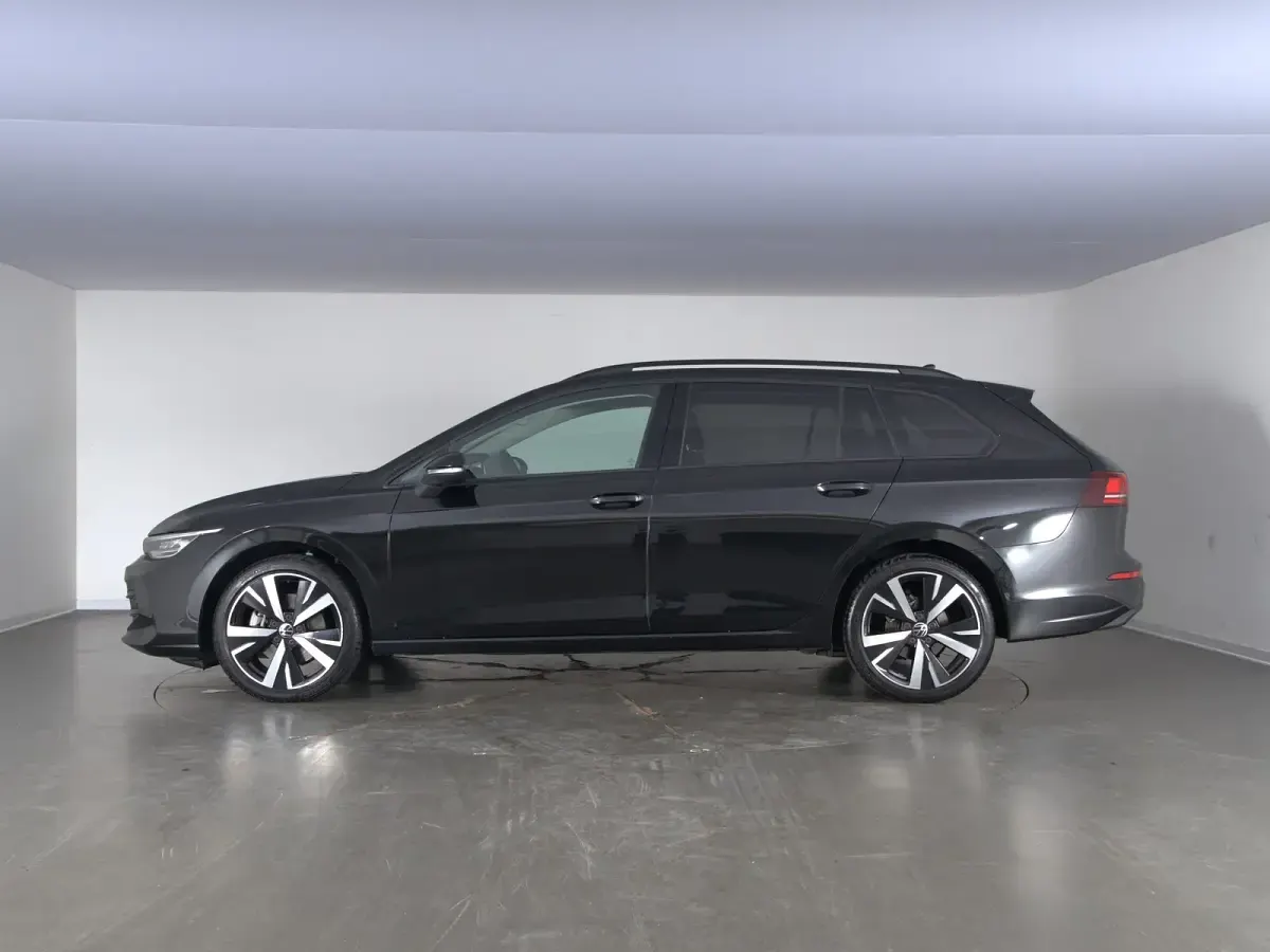 Usata VW Golf VIII Edition 116 CV (85 kW) 2024 Grenadill black metallizzato Station wagon