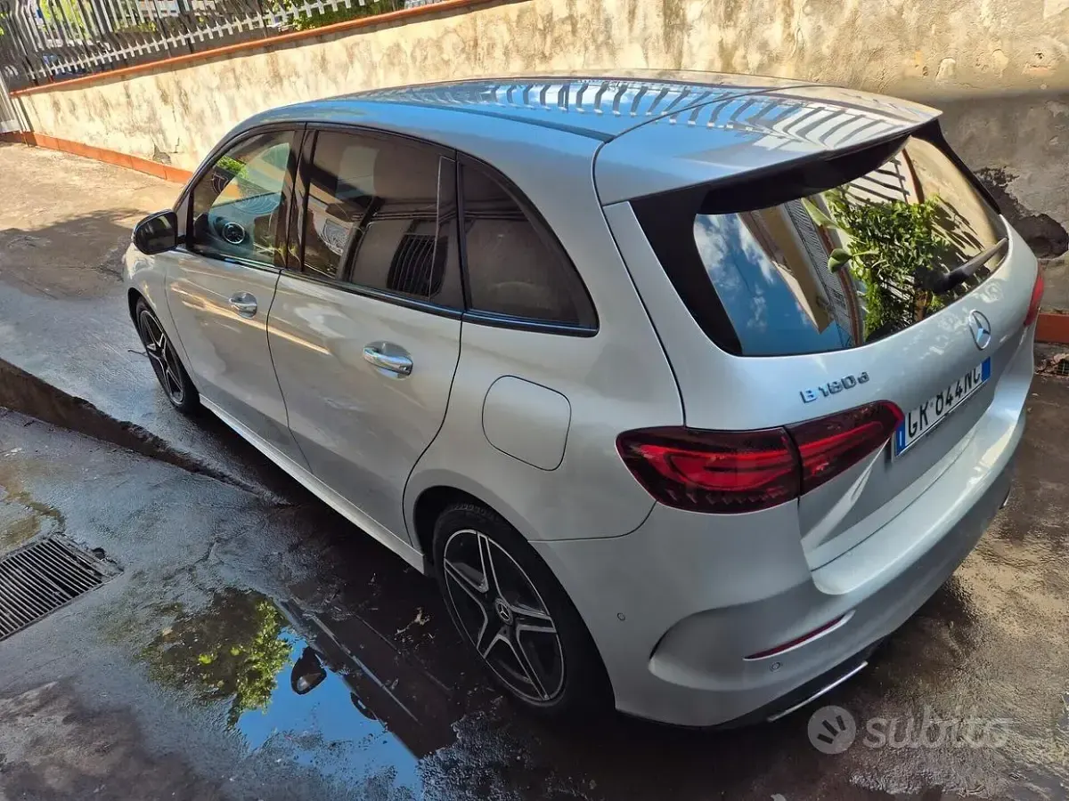 Usata Mercedes B180 AMG Line Premium Plus 116 CV (85 kW) 2023 Grigio Utilitaria