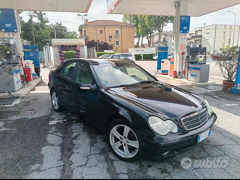 Usata Mercedes C220 150 CV (110 kW) 2004 Nero Berlina