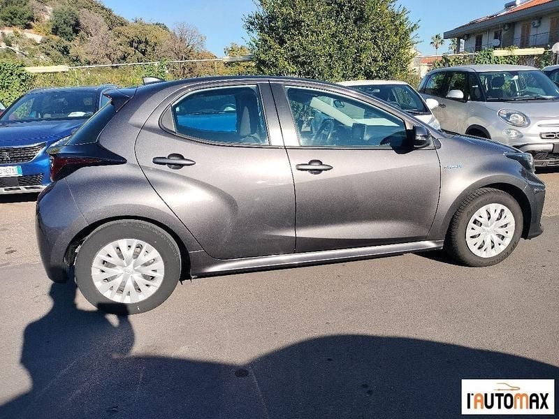 Usata Toyota Yaris Hybrid Business Edition 92 CV (67 kW) 2021 Grigio Berlina