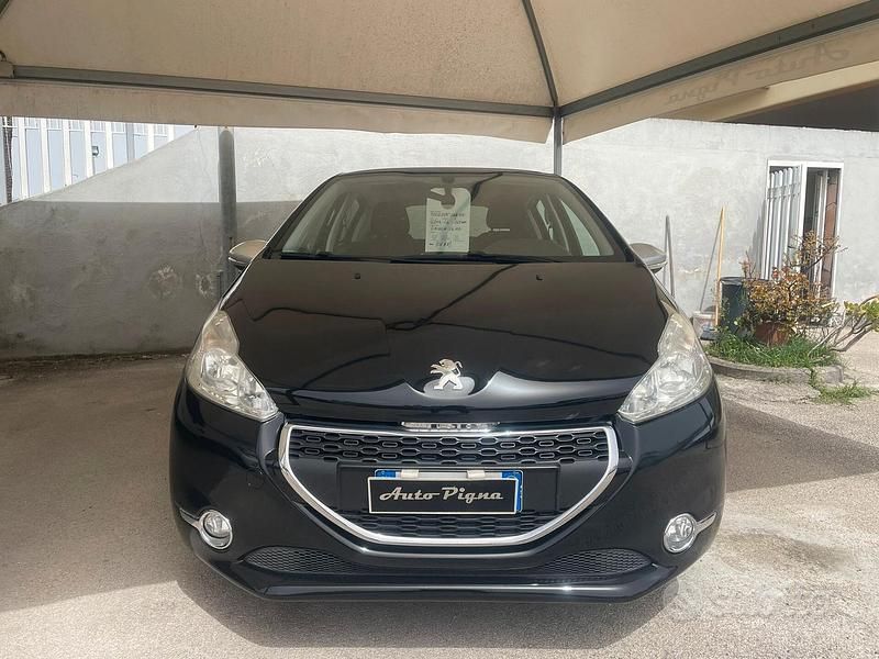 Usata Peugeot 208 Allure 68 CV (50 kW) 2014 Nero Utilitaria