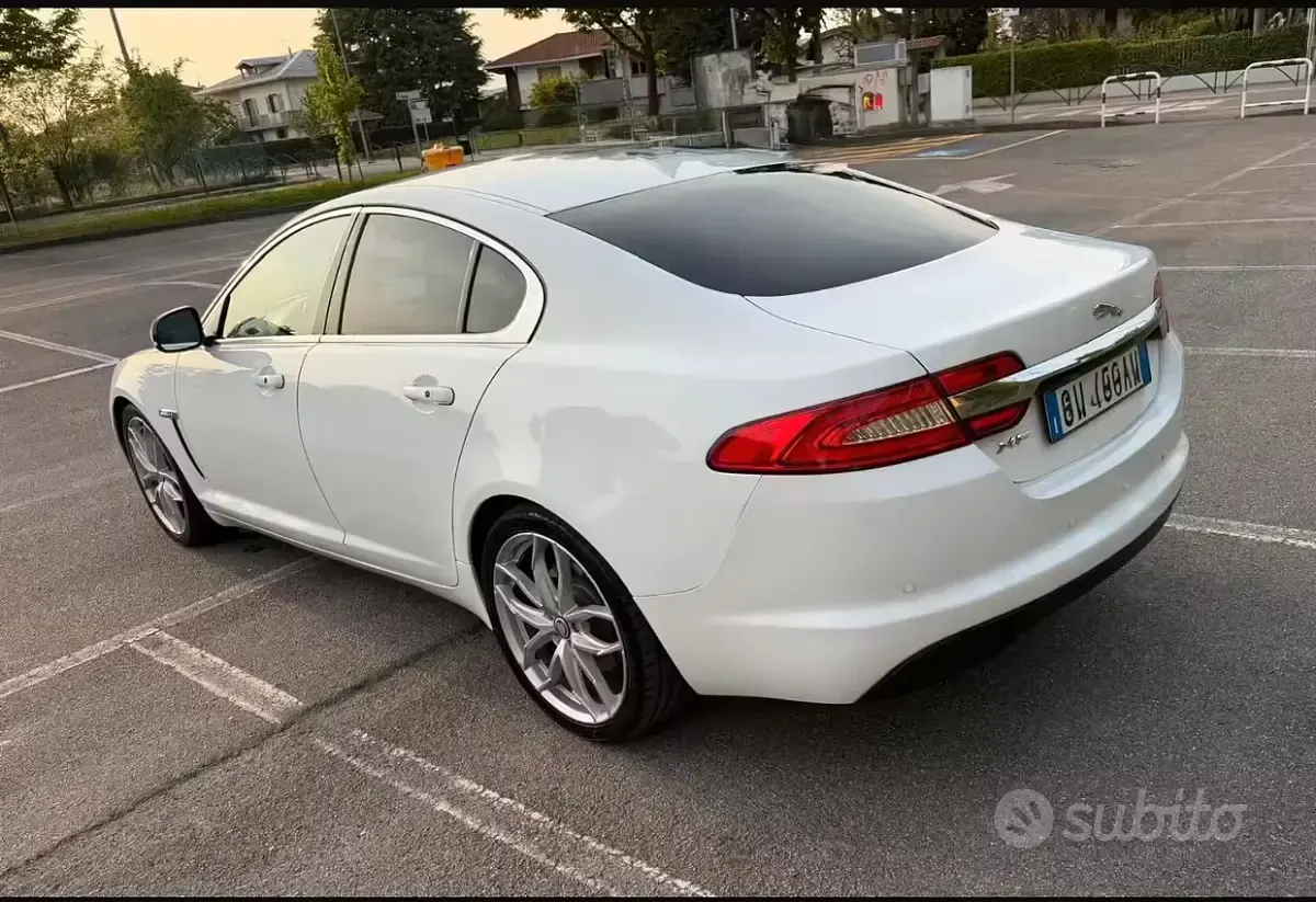Usata Jaguar XF 200 CV (147 kW) 2014 Bianco Berlina