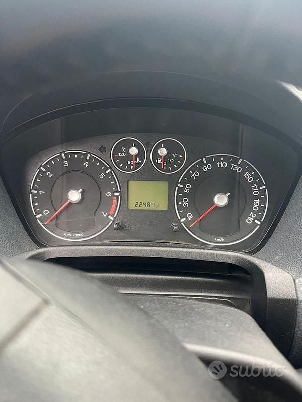 Begagnad Ford Fiesta Ghia 90 HK (66 kW) 2008 Röd Halvkombi