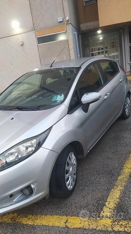 Usata Ford Fiesta 80 CV (58 kW) 2015 Grigio Berlina