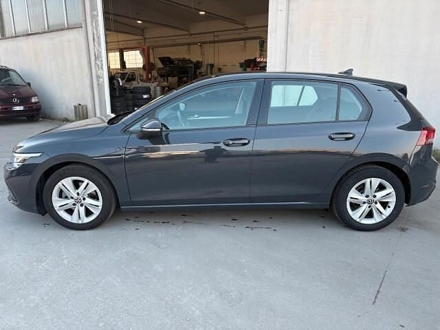 Usata VW Golf VIII Life 110 CV (80 kW) 2021 Grigio Berlina