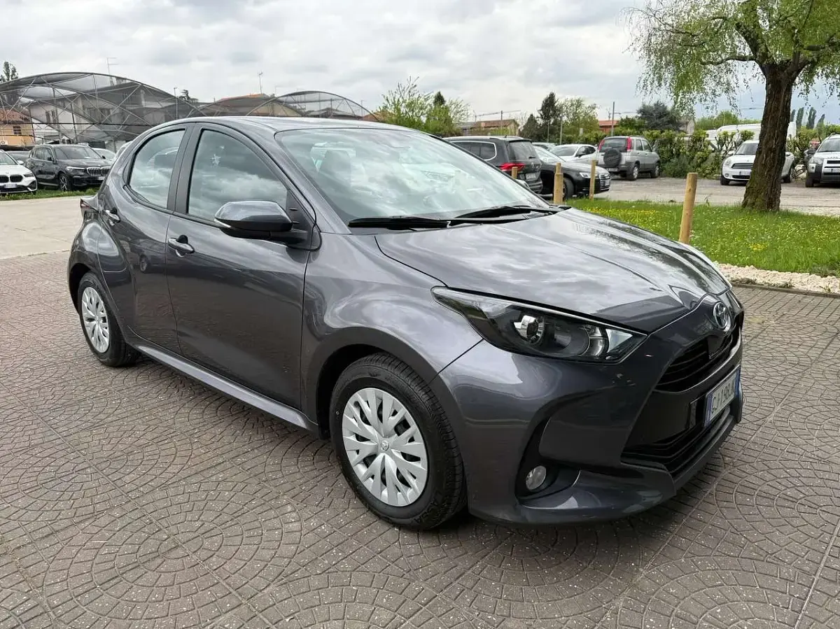 Usata Toyota Yaris Hybrid Active 92 CV (67 kW) 2022 Grigio Berlina