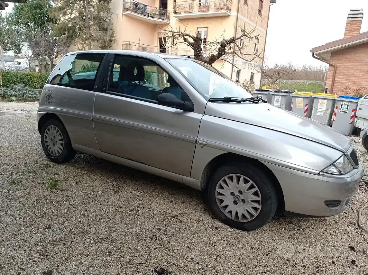 Usata Lancia Ypsilon 60 CV (44 kW) 2003 Grigio Utilitaria