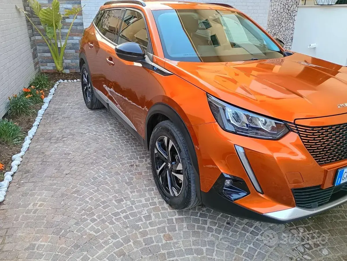 Usata Peugeot e-2008 56 kW (77 CV) 2022 Nero SUV