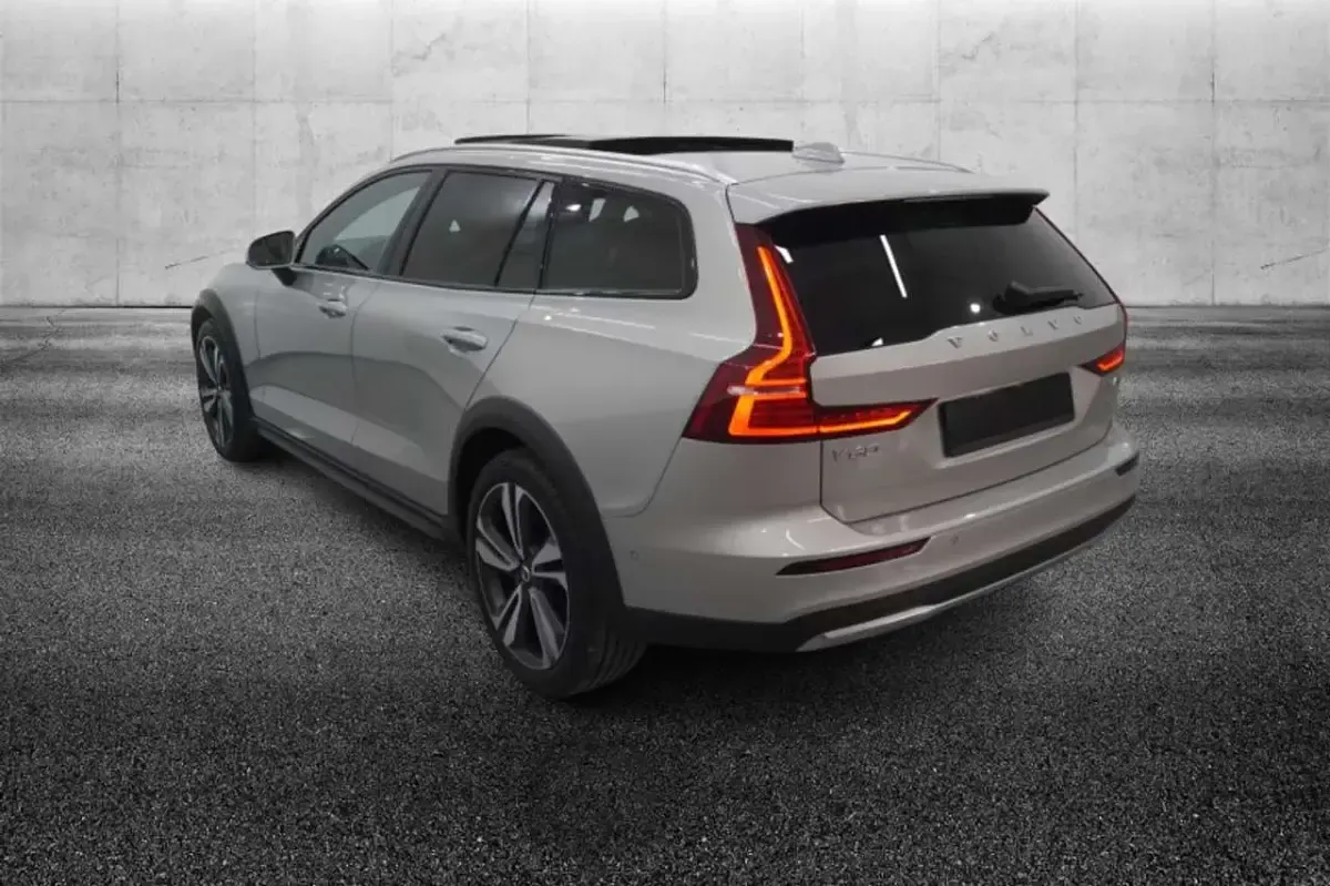 Usata Volvo V60 CC 197 CV (144 kW) 2024 Grigio Station wagon