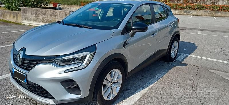 Usata Renault Captur Zen 91 CV (66 kW) 2021 Argento SUV