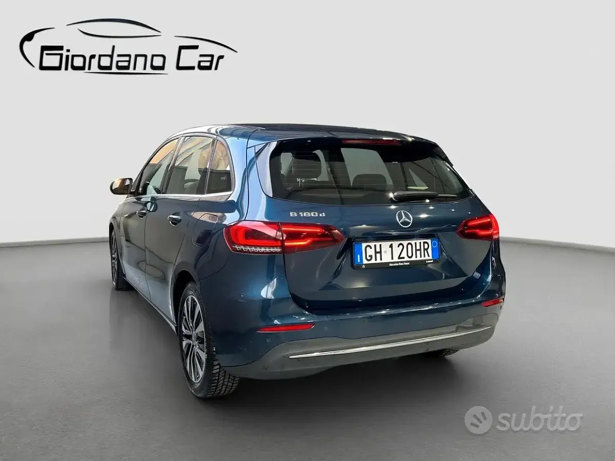 Usata Mercedes B180 Business 116 CV (85 kW) 2021 Blu Monovolume